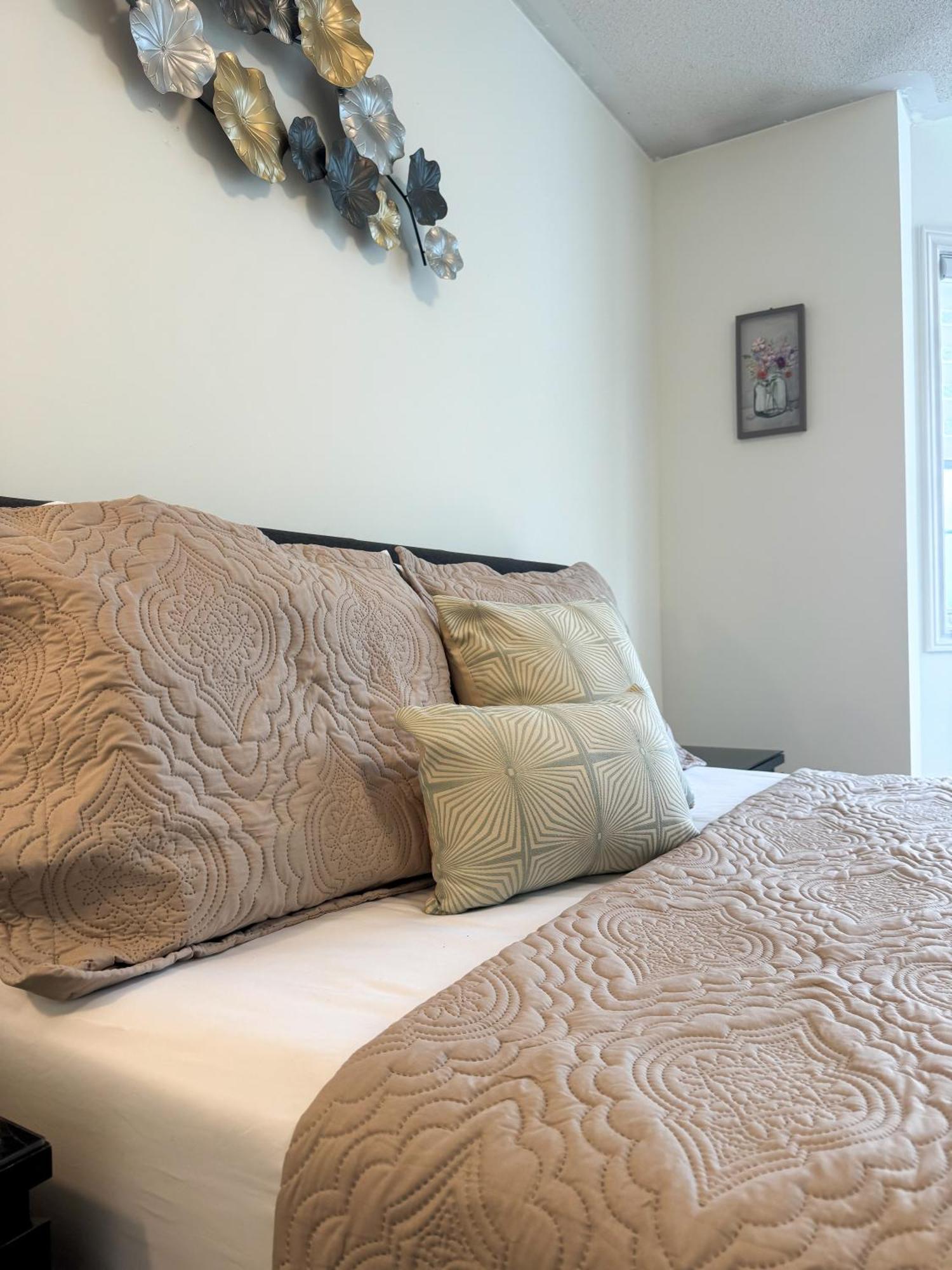 The Khan Villa Whitby Room photo