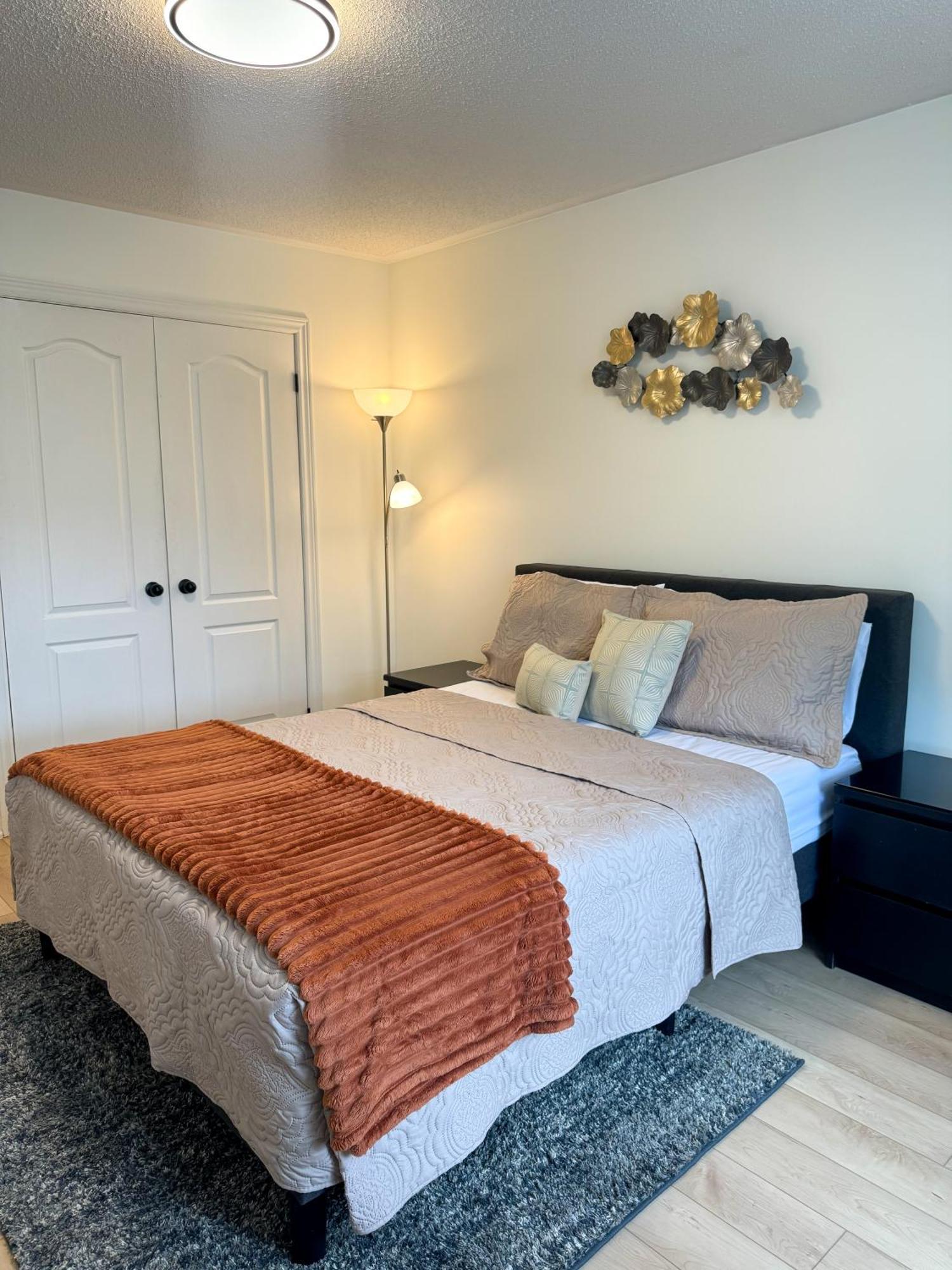 The Khan Villa Whitby Room photo
